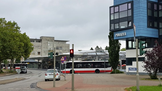 Wentzelplatz in Hamburg-Poppenbüttel mit Polizei und Busbahnhof © NDR Foto: Jochen Lambernd
