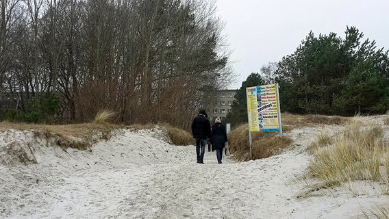 Ehemalige KDF-Anlage in Prora auf Rügen vom Ostseestrand aus gesehen © NDR Foto: Jochen Lambernd