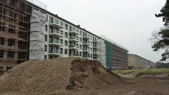Im Umbau befindliche, fertiggetellte und unsanierte Wohnblocks der ehemaligen KDF-Anlage in Prora auf Rügen © NDR Foto: Jochen Lambernd