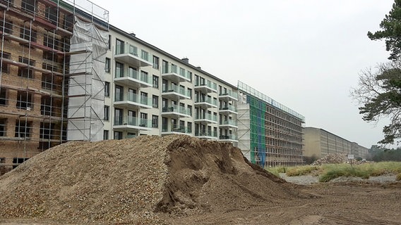 Im Umbau befindliche, fertiggetellte und unsanierte Wohnblocks der ehemaligen KDF-Anlage in Prora auf Rügen © NDR Foto: Jochen Lambernd