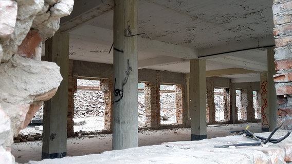 Blick in eine entkernte Etage der ehemaligen KDF-Anlage in Prora auf Rügen während der Bauphase © NDR Foto: Jochen Lambernd