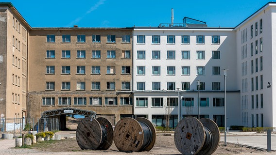 Prora, der "Koloss von Rügen": unsanierter Block neben saniertem Gebäude mit neuen Eigentumswohnungen (Juli 2022) © picture alliance / Shotshop / K-H Spremberg Foto: K-H Spremberg