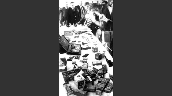 Blick auf die am 26. Oktober 1971 im Hamburger Polizeihochhaus für Journalisten ausgelegte Waffen. Sie wurden in der mutmaßlichen Wohnung der nach dem Polizistenmord vom 22. Oktober 1971 festgenommenen Studentin Margrit Schiller gefunden. © picture-alliance / dpa Foto: Breuer
