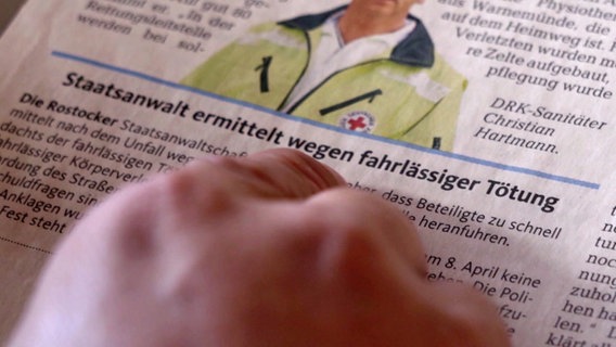 Ein Zeitungsbericht zu den Ermittlungen rund um die Massenkarambolage auf der A 19 bei Kavelstorf am 8. April 2011. © NDR 