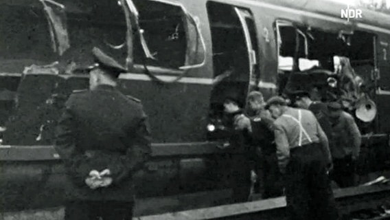 Zerstörter S-Bahn-Wagen nach einem Unfall 1961 in Hamburg © NDR 