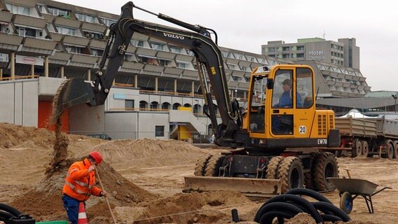 Auf vollen Touren laufen die Umbauarbeiten am 20.02.2006 im Hafenvorgelände im Olympiazentrum Kiel-Schilksee (Ostsee). © picture-alliance/ dpa/dpaweb Foto: Wulf Pfeiffer