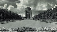 Blick auf den Wasserturm im Hamburger Stadtpark mit Blumenbeet im Vordergrund und Gewitterwolken am Himmel (um 1937) © picture alliance / arkivi 