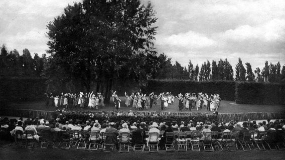 Tanz auf der Freilichtbühne im Hamburger Stadtpark (historische Aufnahme). © Karsten Jahnke Konzertdirektion 