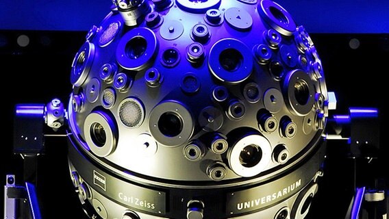Das Zeiss Universarium 9 ist die zentrale Himmelmaschine © Planetarium Hamburg / Tranquillium 