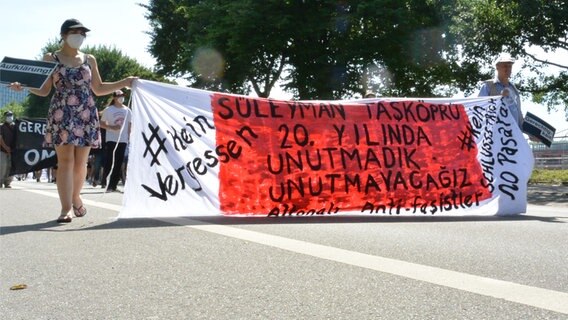 Demonstranten tragen in Hamburg ein Banner mit der Aufschrift "Süleyman Tasköprü #Kein Vergessen" und auf türkisch "Wir haben nicht vergessen - Wir werden nicht vergessen". © NDR / Oliver Diedrich Foto: Oliver Diedrich