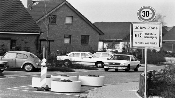 Ein Tempo-30-Schild steht in einer Wohnsiedlung, in der Autos parken. © Dirk Eisermann/laif Foto: Dirk Eisermann