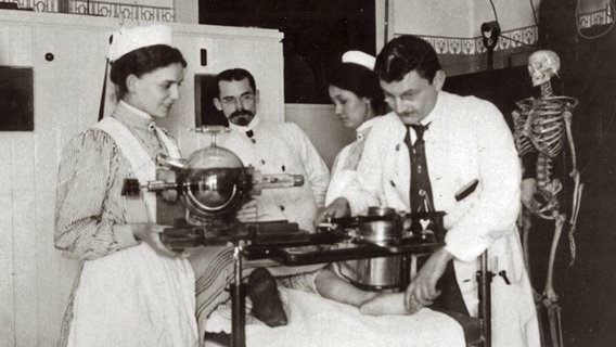 Zwei Ärzte und zwei Schwestern bei einer Röntgenuntersuchung © UKE 