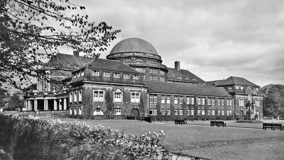 Historische Aufnahme des Hauptgebäudes der Universität Hamburg von 1930. © picture-alliance / akg-images 