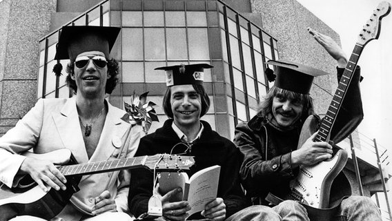 Drei Studenten der Uni Oldenburg, die von Oktober 1979 an im Fachbereich Musik die Kurse "Theorie und Praxis des Pop-Gesangs" und "Rockgitarre" anbietet. © picture alliance / Dieter Klar Foto: Dieter Klar