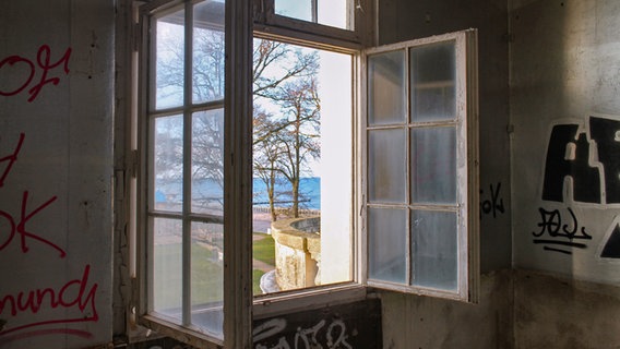 Durch ein offenes Fenster geht der Blick aus der Villa Baltic in Kühlungsborn Richtung Promenade und Ostsee. © NDR Foto: Daniel Sprenger