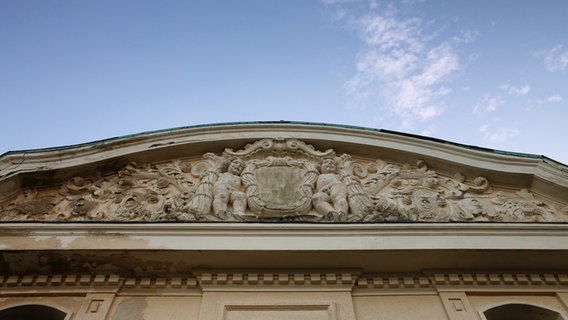 Von den Figuren im Giebelsims der Villa Baltic in Kühlungsborn bröckelt die Farbe. © NDR Foto: Daniel Sprenger