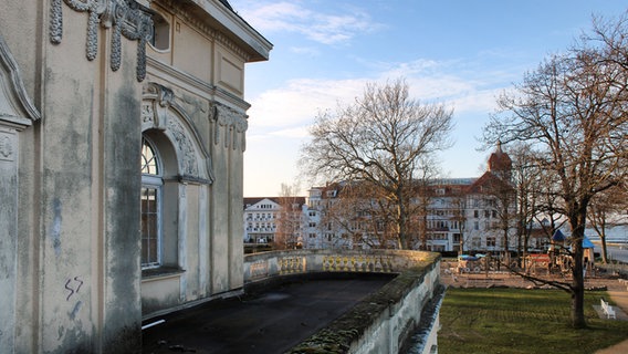 Von der Terrasse der Villa Baltic in Kühlungsborn fällt der Blick auf den benachbarten Park und das Haus "Meeresblick". © NDR Foto: Daniel Sprenger