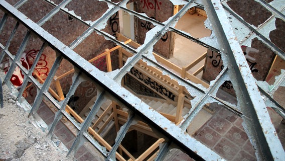Durch kaputte Scheiben im Glasdach geht der Blick ins Treppenhaus der Villa Baltic in Kühlungsborn. © NDR Foto: Daniel Sprenger