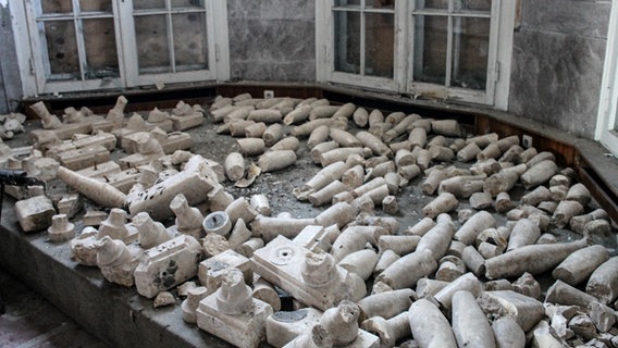 Bruchstücke des früheren Marmor-Treppengeländers liegen unsortiert in einer Fensternische der Villa Baltic in Kühlungsborn. © NDR Foto: Daniel Sprenger