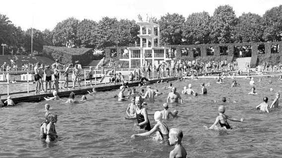 Das ehemalige Freibad im Altonaer Volkspark. © Bildarchiv der Behörde für Stadtentwicklung und Umwelt - Gartendenkmalpflege 