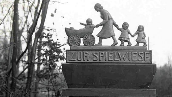 Ein Holzschild mit der Aufschrift "Zur Spielwiese" im Altonaer Volkspark (historische Aufnahme). © Bildarchiv der Behörde für Stadtentwicklung und Umwelt - Gartendenkmalpflege 