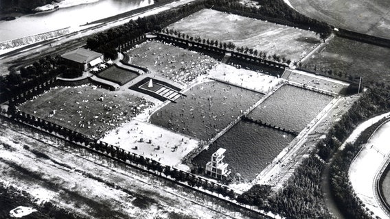 Das Schwimmbad im Altonaer Volkspark aus der Luft (historische Aufnahme). Das Schwimmbad im Altonaer Volkspark aus der Luft (historische Aufnahme). © Bildarchiv der Behörde für Stadtentwicklung und Umwelt - Gartendenkmalpflege