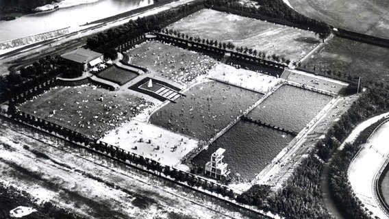 Das Schwimmbad im Altonaer Volkspark aus der Luft (historische Aufnahme). © Bildarchiv der Behörde für Stadtentwicklung und Umwelt - Gartendenkmalpflege 