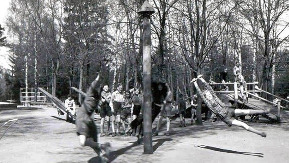 Kinder toben auf einem Spielplatz im Altonaer Volkspark (historische Aufnahme). © Bildarchiv der Behörde für Stadtentwicklung und Umwelt - Gartendenkmalpflege 