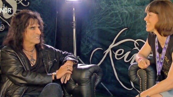 Screenshot aus der NDR Doku Alles auf Schwarz - Wacken!!! aus dem Jahr 2013 mit Alice Cooper und Annke Kim Sarnau © NDR 