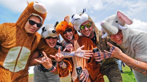 Besucher in Tierkostümen auf dem Wacken Open Air am 2. August 2012 © picture alliance / Caro Foto: Ruff