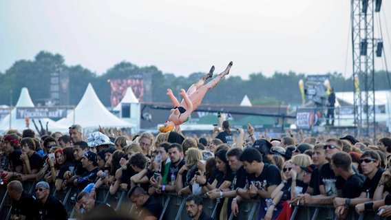 Publikum beim Wacken Open Air am 4. August 2012, eine Gummipuppe inklusive © picture alliance / Jazzarchiv 
