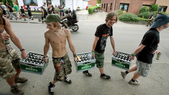 Junge Leute transportieren am 29. Juli 2009 vor dem Heavy Metal-Festival im schleswig-holsteinischen Wacken einige Bierkästen. © picture alliance / dpa Foto: Carsten Rehder