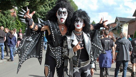 Dieses Kiss-Double ist beim Wacken Open Air am 5. August 2018 dabei. © picture alliance / rtn - radio tele nord | Foto: rtn, peter wuest