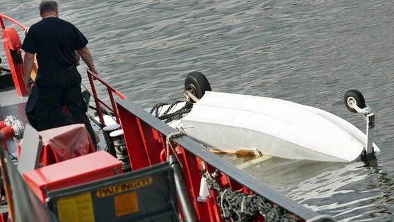Ein verunglücktes Wasserflugzeug schwimmt am 22.08.2009 im Baakenhafen in Hamburg. © picture-alliance/ dpa Foto: Malte Christians
