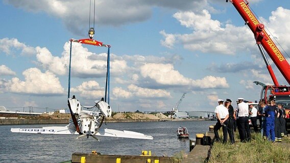 Das Wrack des verunglückten Wasserflugzeugs wird am 22.08.2009 im Baakenhafen in Hamburg geborgen. © picture-alliance/ dpa Foto: Bodo Marks