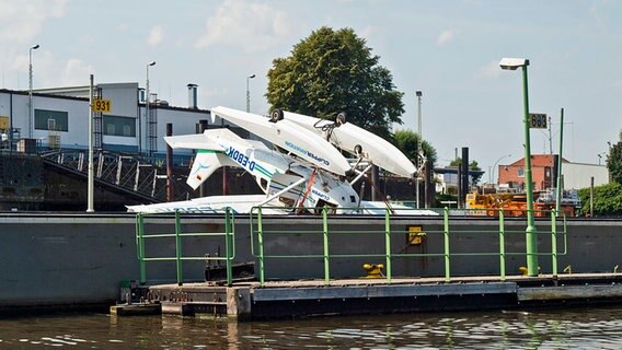 Das Wrack des Wasserflugzeugs nach der Bergung am 22.08.2009 © picture-alliance/chromorange Foto: Renate Krafft