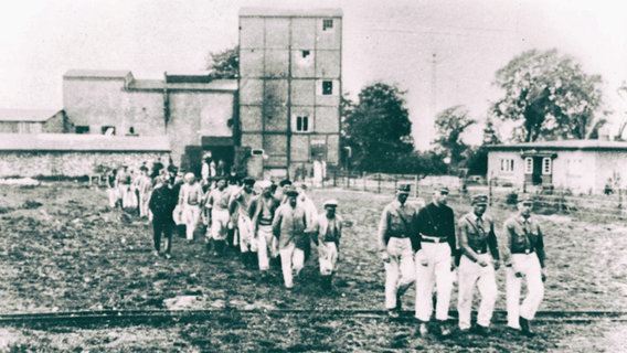 Schutzhäftlinge des KZ Wittmoor im Jahr 1933, denen SA-Männer vorangehen. © KZ-Gedenkstätte Neuengamme 