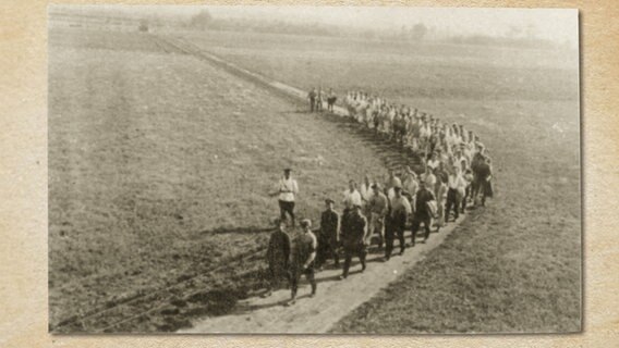 Gefangene des KZ Wittmoor marschieren im Jahr 1933 durch das Moor-Gelände. © Stadtarchiv Norderstedt 