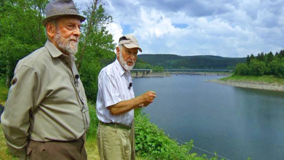 Karl Eicke (r.) und Gerhard Böhm schauen über die Okertalsperre, wo früher das alte Schulenberg lag. © NDR 