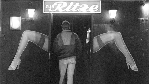 Ein Kunde betritt in der Nacht zu Donnerstag die berühmte Szene-Kneipe "Zur Ritze" auf der Hamburger Reeperbahn. © picture-alliance / dpa Foto: Kay Nietfeld