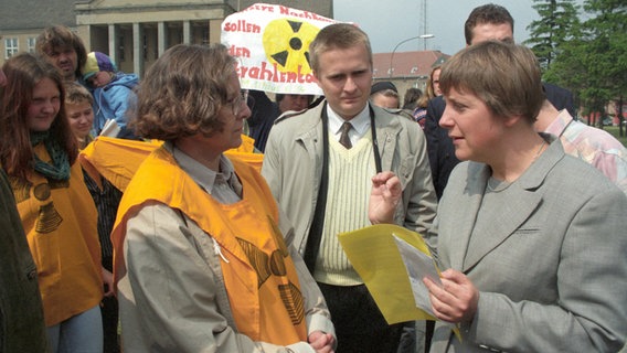Mitglieder der Bürgerinitiative Kernenergie e.V. zur Förderung alternativer Energiekonzepte übergeben Bundesumweltministerin und CDU-Landeschefin Angela Merkel 1995 am Rande eines CDU-Landesparteitages einen offenen Brief gegen die Baupläne des geplanten Zwischenlagers Nors in Lubmin. Mitglieder der Bürgerinitiative Kernenergie e.V. zur Förderung alternativer Energiekonzepte übergeben Bundesumweltministerin und CDU-Landeschefin Angela Merkel 1995 am Rande eines CDU-Landesparteitages einen offenen Brief gegen die Baupläne des geplanten Zwischenlagers Nors in Lubmin. © picture alliance/dpa Foto: Jens Büttner/dpa