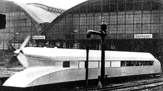 Der von Ingenieur Franz Kruckenberg konstruierte Schienenzeppelin steht im Mai 1931 im Hauptbahnhof Hannover. © picture-alliance / dpa Foto: Friedrich Rohrmann