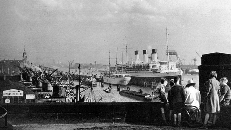 Die "Cap Arcona" liegt 1938 im Hamburger Hafen vor Anker. © dpa-Bildarchiv 