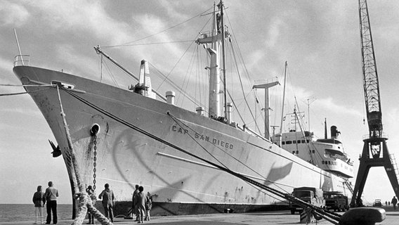 Das Museumsschiff Cap San Diego wenige Tage vor seiner Überführung nach Hamburg am 20.10.1986 in Cuxhaven. © picture-alliance/ dpa Foto: Thomas Wattenberg