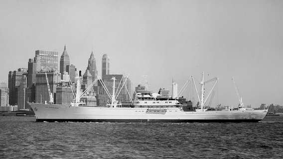 Die "Cap San Diego"vor New York auf einer Aufnahme aus den 1960er-Jahren © Hamburg Süd 