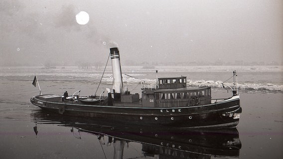 Historisches Fotos des Dampfeisbrechers "Elbe"  