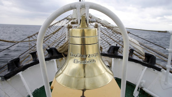 Die Schiffsglocke der "Großherzogin Elisabeth". © picture alliance / photothek Foto: Thomas Imo