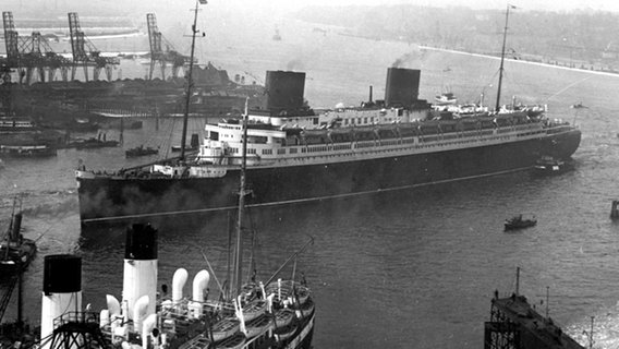 1935: Turbinenschnelldampfer "Europa" des Norddeutschen Lloyd vor dem Dock Blohm + Voss. © picture-alliance / akg-images 