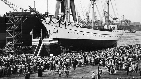 Schaulustige versammeln sich 1958 zur Taufe des Segelschulschiffs der Bundesmarine "Gorch Fock". © picture-alliance/ dpa Foto: Blohm + Voss