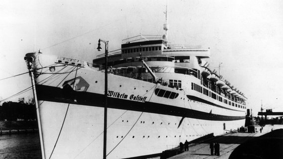 Die "Wilhelm Gustloff" um 1938 in einem Hafen. © picture-alliance / akg-images Foto: akg-images